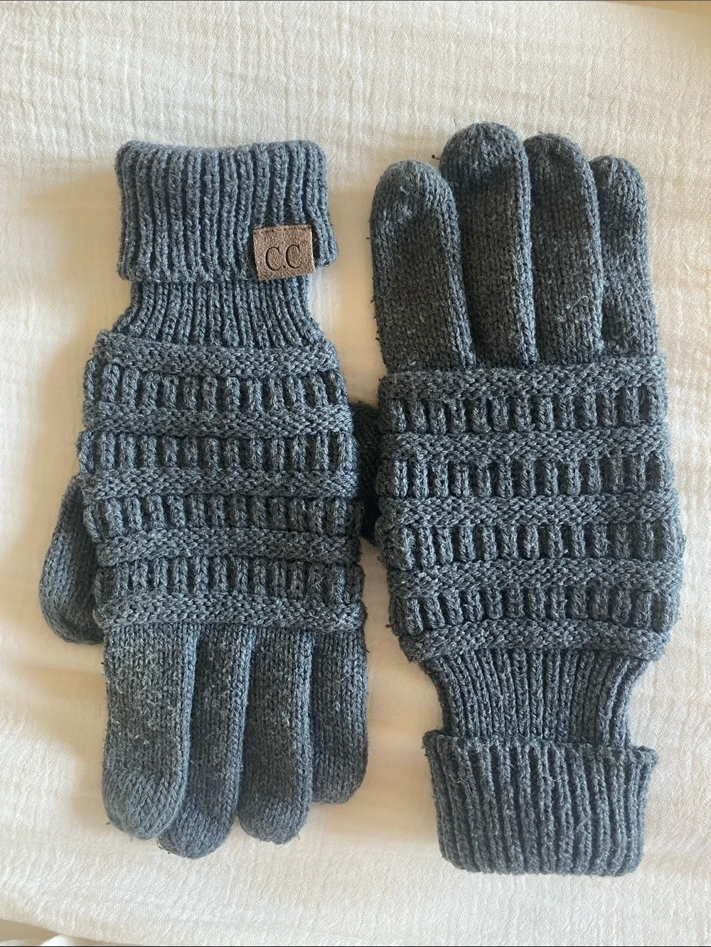 CC Gray Knit Gloves with Ribbed Texture